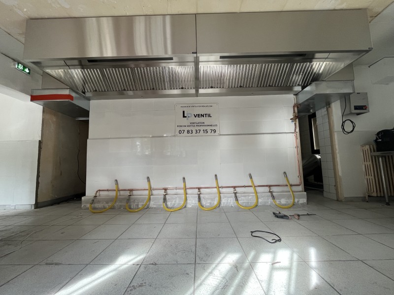 Installation dans cette Dark Kitchen à Toulouse haute Garonne d’une hotte avec rejet en toiture avec cordistes