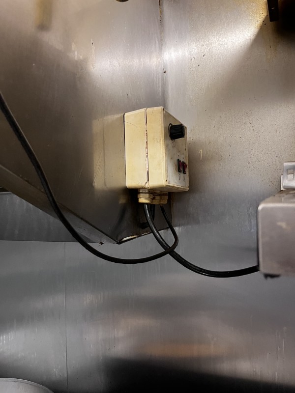 Dépannage en URGENCE pour ce restaurant sur Toulouse en Haute Garonne pour le remplacement de son moteur de hotte et de son variateur.