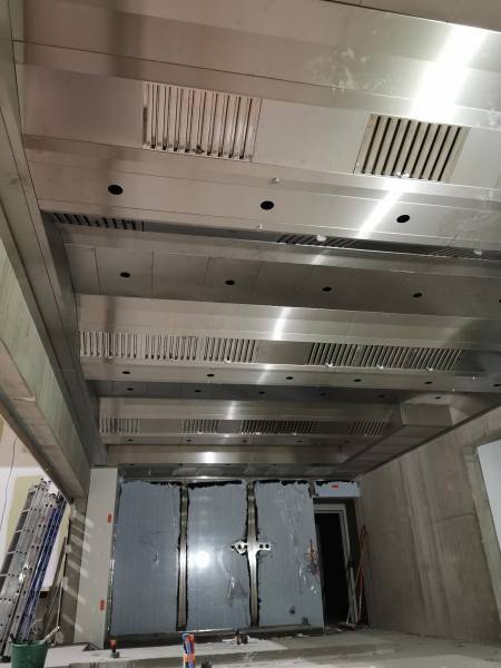 Pose d'un plafond filtrant de 40 m² au nouveau restaurant du Bowling à Rodez – Réalisation LP VENTIL pour Aveyron Froid Cuisine