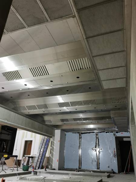 Pose d'un plafond filtrant de plus de 40m2 pour le nouveau restaurant du bowling à Rodez.