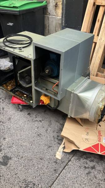 Remplacement d’un caisson d’extraction 400• 2H et installé dans dans un endroit accessible pour permettre son bon nettoyage à Toulouse