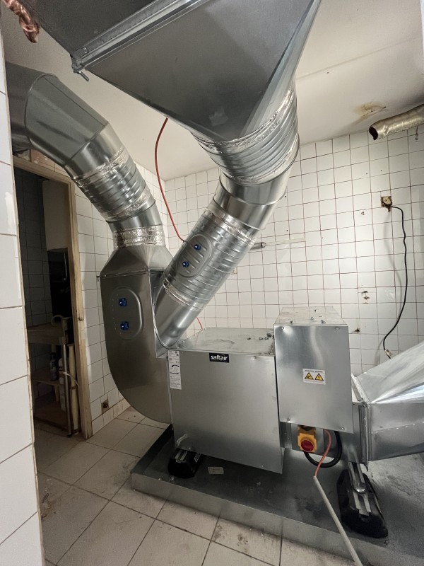 Installation dans cette Dark Kitchen à Toulouse haute Garonne d’une hotte avec rejet en toiture avec cordistes