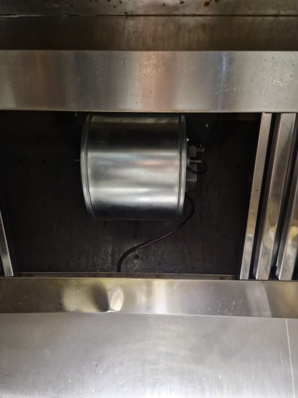 Dépannage en URGENCE pour ce restaurant sur Toulouse en Haute Garonne pour le remplacement de son moteur de hotte et de son variateur.