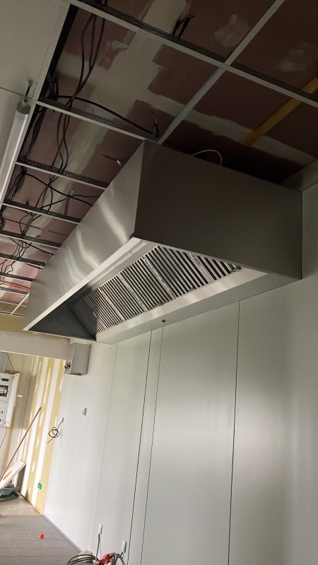 Installation complète pour le club de rugby de Lèguevin 31 d’une hotte cuisson m, tourelle,  hotte plonge et variateur