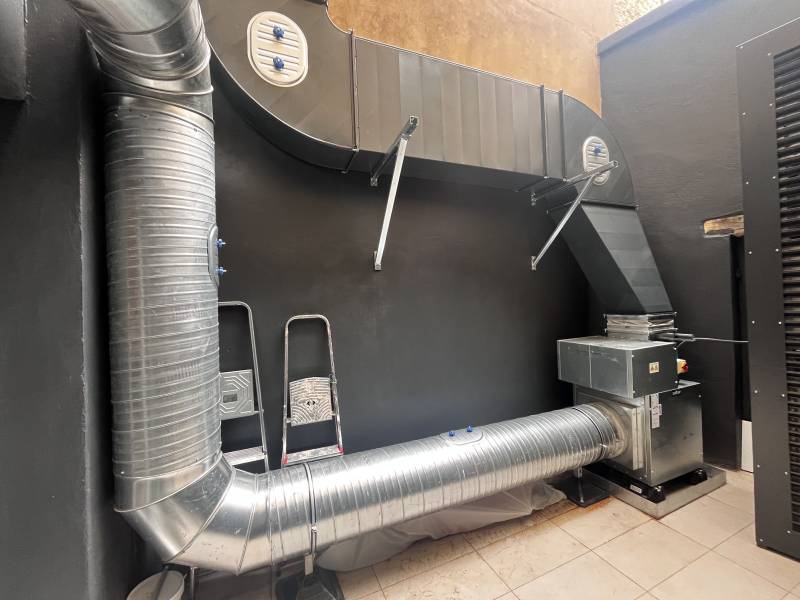 Gaine d’extraction pour hotte professionnelle installée à Toulouse avec caisson et conduit rigide