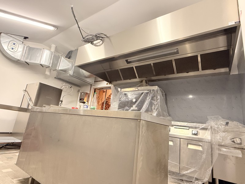 Installation d’une hotte professionnelle pour four à braise – Café du Midi à Toulouse