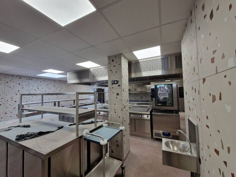 Mise en place d'une hotte à compensation professionnelle, de marque Saftair, pour une brasserie à Balma dans la région Toulousaine