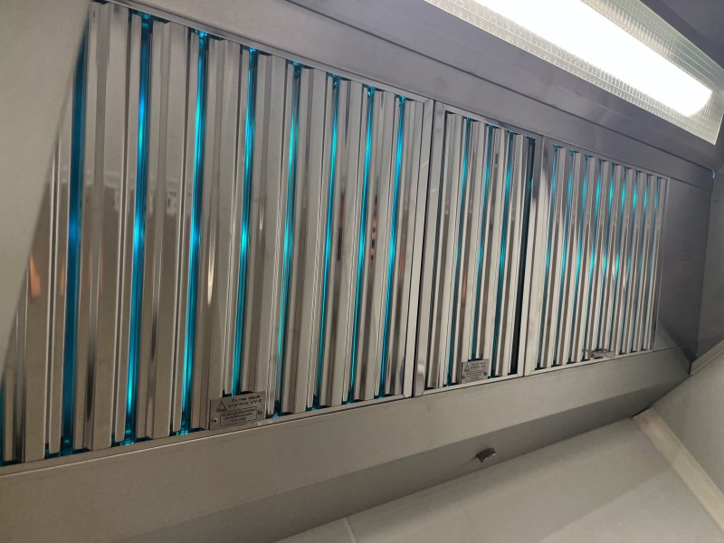 Hottes avec filtres à charbons actifs et lampe UV dans ce Dark Kitchen sur Toulouse  31 haute Garonne