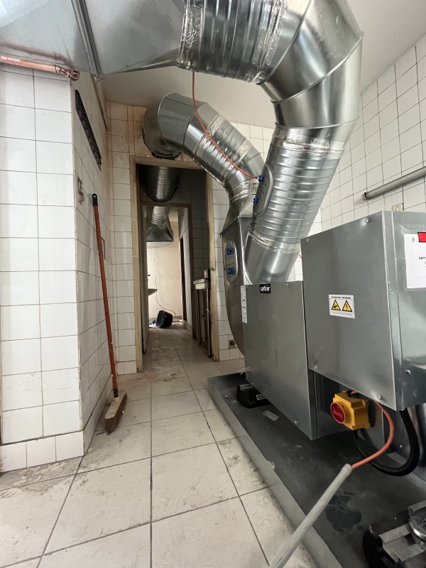 Installation dans cette Dark Kitchen à Toulouse haute Garonne d’une hotte avec rejet en toiture avec cordistes