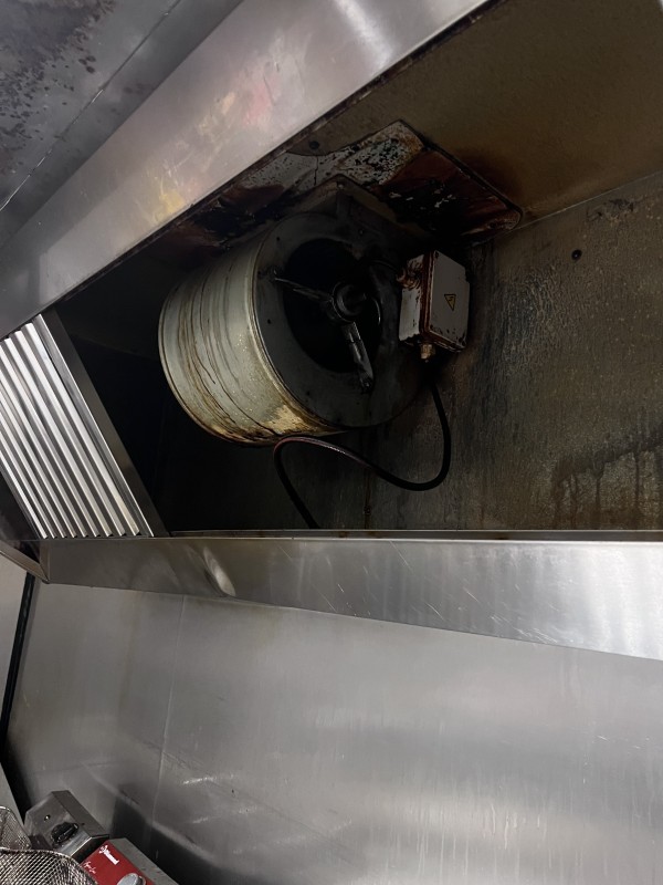 Dépannage en URGENCE pour ce restaurant sur Toulouse en Haute Garonne pour le remplacement de son moteur de hotte et de son variateur.