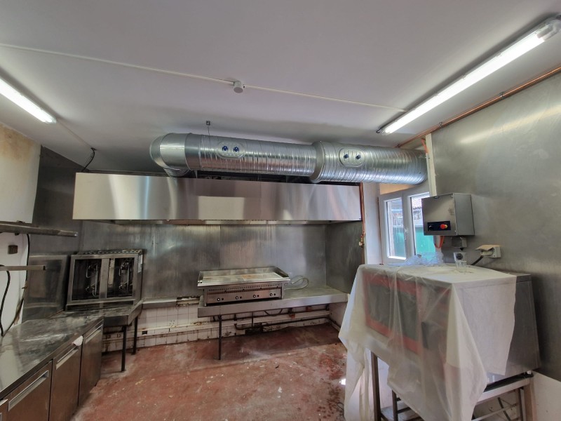 Mise en place d’une hotte avec caisson d’extraction et d’un variateur de fréquence Triphasé sur ce restaurant sur la commune de Blagnac en Haute Garonne 31