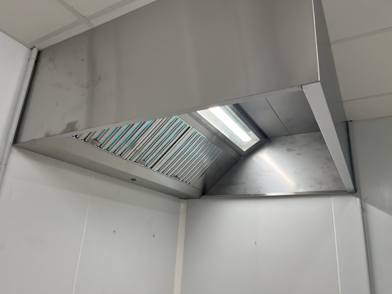 Hottes avec filtres à charbons actifs et lampe UV dans ce Dark Kitchen sur Toulouse  31 haute Garonne